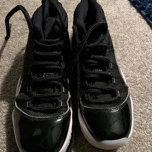 Jordan 11 size 6 The shoe is in good condition. The price is negotiable.